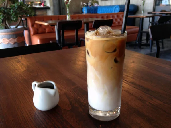 Bir bardak buz cafe latte bir kafede soğuk yenen.