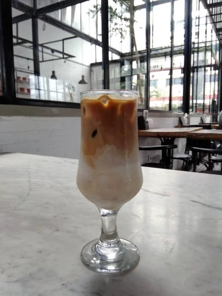 Чашка Льодового Кафе Латте Подається Холодно Кафе — стокове фото