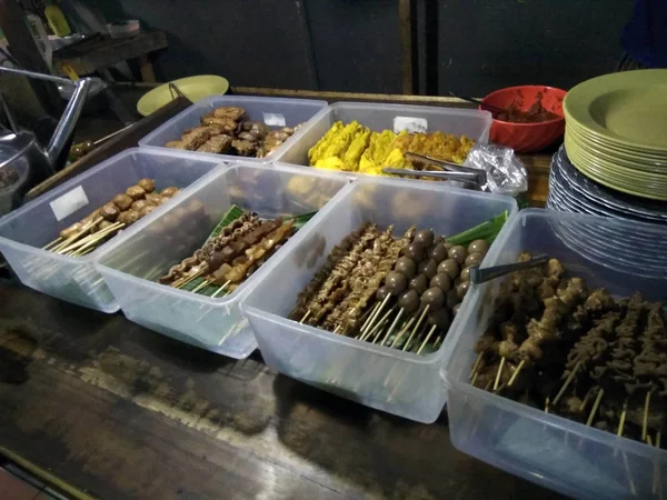 Comida Sirve Alrededor Warung Kucingan Angkringan Tradicional Restaurante Clase Baja — Foto de Stock