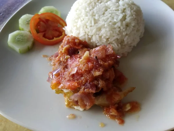 Uma Porção Frango Frito Localmente Conhecido Como Ayam Goreng Com — Fotografia de Stock