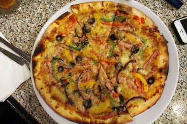 Pizza yakından görmek bir restaurant, sıcak hizmet. Biraz et ve sebze var. Lezzetli