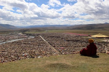 Baiyu (veya ' Pelyul ') ilçe, Garze, Çin-Mart 2015 yılında Yarchen Gar (Yaqen Orgyan Temple) bakan bir Tibetli keşiş.