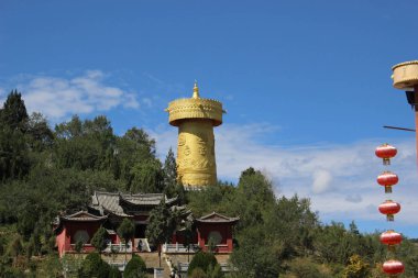 Bir manastır ve Shangri-La, yok Tibet çevresinde evler. Çin'de, Ekim 2015 alınan.