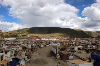 Yarchen Gar (Yaqen Orgyan Tapınağı) yok Tibet, Çin. Mart 2015 yılında alınan