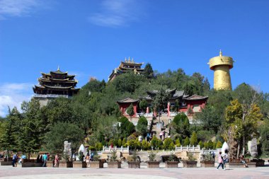 Bir manastır ve Shangri-La, yok Tibet çevresinde evler. Çin'de, Ekim 2015 alınan.