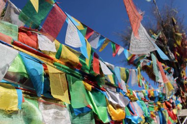 Dua bayrakları yok Tibet çevresinde. PIC Çin'de, Ekim 2015 çekildi