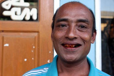 Birman biriyle tembul çiğneme nedeniyle kırmızı ağzını. Myanmar, Mart 2015 alınan