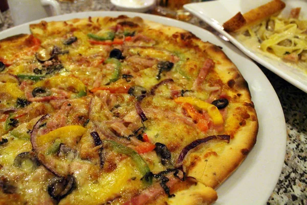 ピザのクローズ アップ ビューは つのレストラン ホット提供しています いくつかの肉と野菜を持ってください おいしい — ストック写真