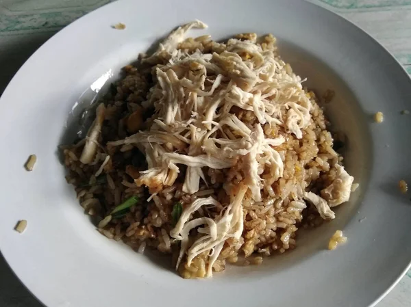 Ένα Πιάτο Nasi Goreng Ayam Που Σημαίνει Κυριολεκτικά Τηγανητό Ρύζι — Φωτογραφία Αρχείου