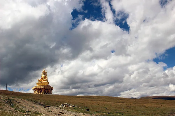 Een Standbeeld Van Boeddha Rond Yarchen Gar Yaqen Orgyan Tempel — Stockfoto