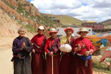 Bir grup hacı kameraya gülümseyen. Yok Tibet, Çin - Mart 2015 alınan