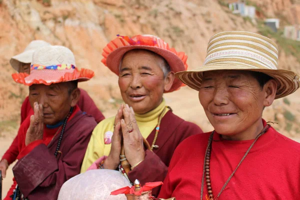 Grupo Peregrinos Sonriendo Cámara Tomado Amdo Tibet China Marzo 2015 — Foto de Stock