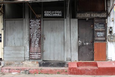 Çeviri: Rustik kapılar ve Kandy etrafına duvar. Sri Lanka'da Ağustos 2018 alınan.