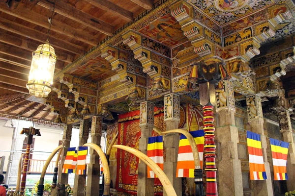 Elfenbensfigurer Templet Heliga Tanden Kandy Tagit Sri Lanka Augusti 2018 — Stockfoto