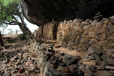 Rock Sigiriya görmek için en tepeye Pidurangala kaya dengeleme. Sri Lanka'da Ağustos 2018 alınan.