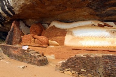 Bir Buda heykeli Sigiriya görmek için Pidurangala Rock tepesine yolda. Sri Lanka'da Ağustos 2018 alınan.