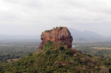 Güçlü Sigiriya - Lion Rock Pidurangala kayadan görüldüğü gibi -. Sri Lanka'da Ağustos 2018 alınan.