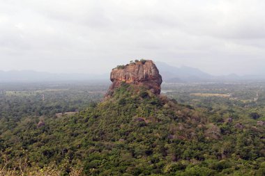 Güçlü Sigiriya - Lion Rock Pidurangala kayadan görüldüğü gibi -. Sri Lanka'da Ağustos 2018 alınan.