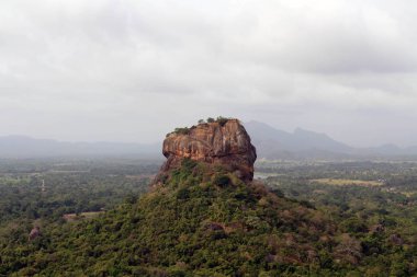 Güçlü Sigiriya - Lion Rock Pidurangala kayadan görüldüğü gibi -. Sri Lanka'da Ağustos 2018 alınan.