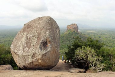 Kayalar ve Sigiriya - Lion Rock Pidurangala kayadan görüldüğü gibi -. Sri Lanka'da Ağustos 2018 alınan.