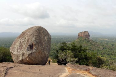 Kayalar ve Sigiriya - Lion Rock Pidurangala kayadan görüldüğü gibi -. Sri Lanka'da Ağustos 2018 alınan.