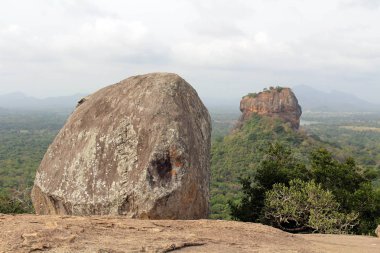 Kayalar ve Sigiriya - Lion Rock Pidurangala kayadan görüldüğü gibi -. Sri Lanka'da Ağustos 2018 alınan.