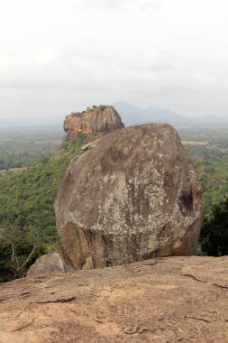 Kayalar ve Sigiriya - Lion Rock Pidurangala kayadan görüldüğü gibi -. Sri Lanka'da Ağustos 2018 alınan.