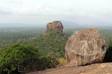 Kayalar ve Sigiriya - Lion Rock Pidurangala kayadan görüldüğü gibi -. Sri Lanka'da Ağustos 2018 alınan.