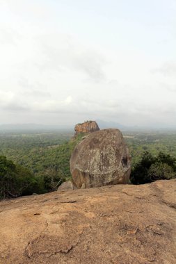 Kayalar ve Sigiriya - Lion Rock Pidurangala kayadan görüldüğü gibi -. Sri Lanka'da Ağustos 2018 alınan.