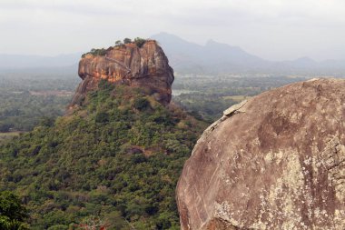 Kayalar ve Sigiriya - Lion Rock Pidurangala kayadan görüldüğü gibi -. Sri Lanka'da Ağustos 2018 alınan.
