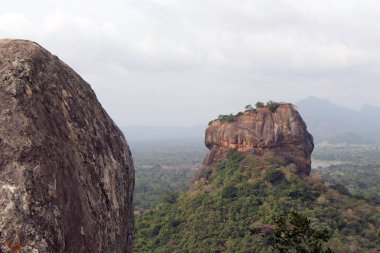 Kayalar ve Sigiriya - Lion Rock Pidurangala kayadan görüldüğü gibi -. Sri Lanka'da Ağustos 2018 alınan.