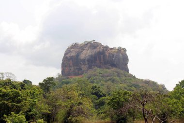 Güçlü Sigiriya - Lion Rock girişinden görüldüğü gibi -. Sri Lanka'da Ağustos 2018 alınan.