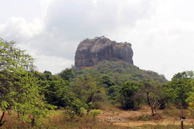 Güçlü Sigiriya - Lion Rock girişinden görüldüğü gibi -. Sri Lanka'da Ağustos 2018 alınan.