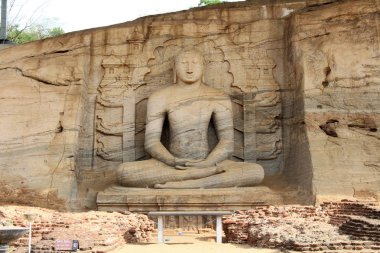 Belki Polonnaruwa, Gal Vihara Buda heykelinin en ikonik sitesi. Sri Lanka'da Ağustos 2018 alınan.