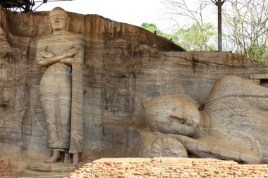 Gal Vihara, Polonnaruwa, ayakta ve yatan Buda heykeli. Sri Lanka'da Ağustos 2018 alınan.