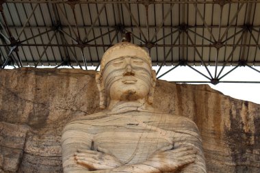 Duran Buda heykeli Gal Vihara, Polonnaruwa. Sri Lanka'da Ağustos 2018 alınan