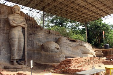 Gal Vihara, Polonnaruwa, ayakta ve yatan Buda heykeli. Sri Lanka'da Ağustos 2018 alınan.