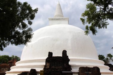 Kiri Vehera, Polonnaruwa antik kenti çevresinde pek çok dışında bir büyük stupa. Sri Lanka'da Ağustos 2018 alınan.