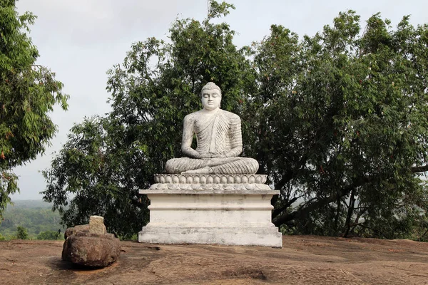 一尊佛像在路上往 Pidurangala 岩顶上看锡吉里亚 2018年8月在斯里兰卡采取 — 图库照片