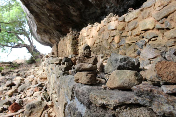 岩石平衡周围的方式到 Pidurangala 岩石顶部看到锡吉里亚 2018年8月在斯里兰卡采取 — 图库照片