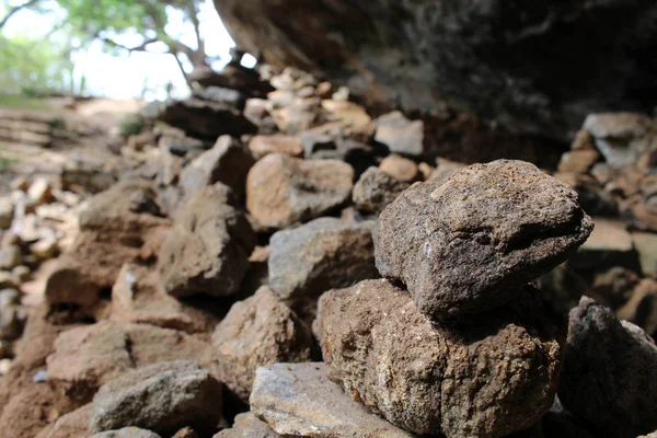 Sten Balansering Runt Vägen Till Toppen Pidurangala Rock Att Sigiriya — Stockfoto