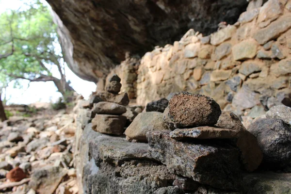 Sten Balansering Runt Vägen Till Toppen Pidurangala Rock Att Sigiriya — Stockfoto