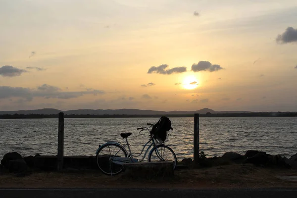 Ένα Ποδήλατο Και Δύση Του Ηλίου Γύρω Από Την Λίμνη — Φωτογραφία Αρχείου