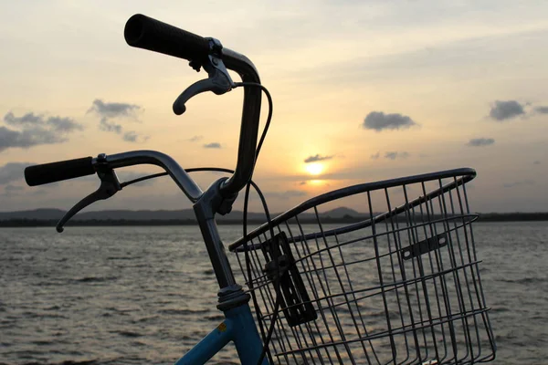 Uma Bicicleta Pôr Sol Torno Lago Bendiwewa Polonnaruwa Tomado Sri — Fotografia de Stock