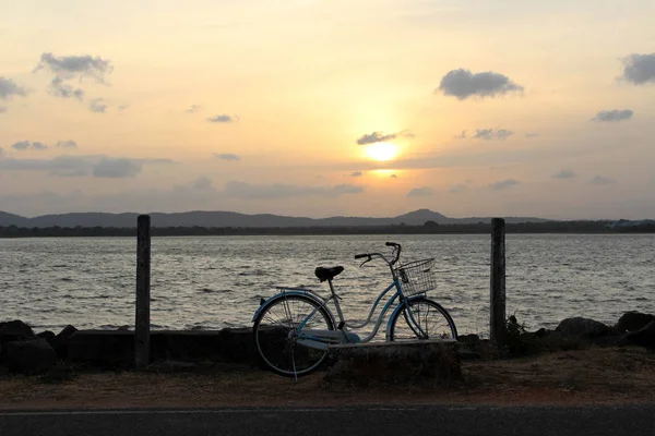 Ένα Ποδήλατο Και Δύση Του Ηλίου Γύρω Από Την Λίμνη — Φωτογραφία Αρχείου