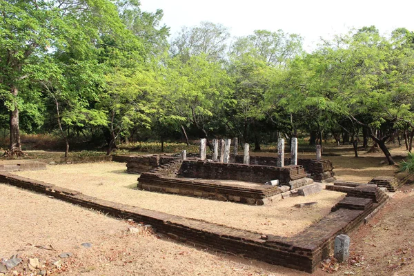 Yol Insanlar Çevresinde Polonnaruwa Antik Kent Kalıntıları Sri Lanka Ağustos — Stok fotoğraf