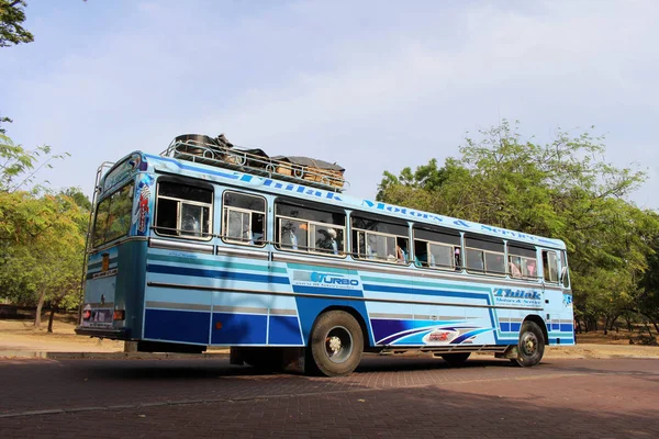 Halk Otobüsü Veya Kiralanan Bir Polonnaruwa Antik Kenti Durdu Sri — Stok fotoğraf