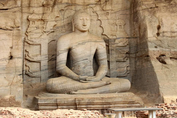 Belki Polonnaruwa, Gal Vihara Buda heykelinin en ikonik sitesi. Sri Lanka'da Ağustos 2018 alınan.