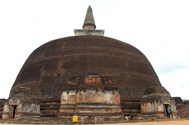 Rankoth Vehera Polonnaruwa antik kent çevresinde. Sri Lanka'da Ağustos 2018 alınan.
