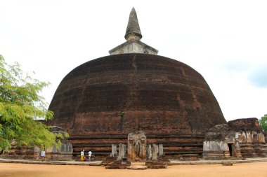 Rankoth Vehera Polonnaruwa antik kent çevresinde. Sri Lanka'da Ağustos 2018 alınan.